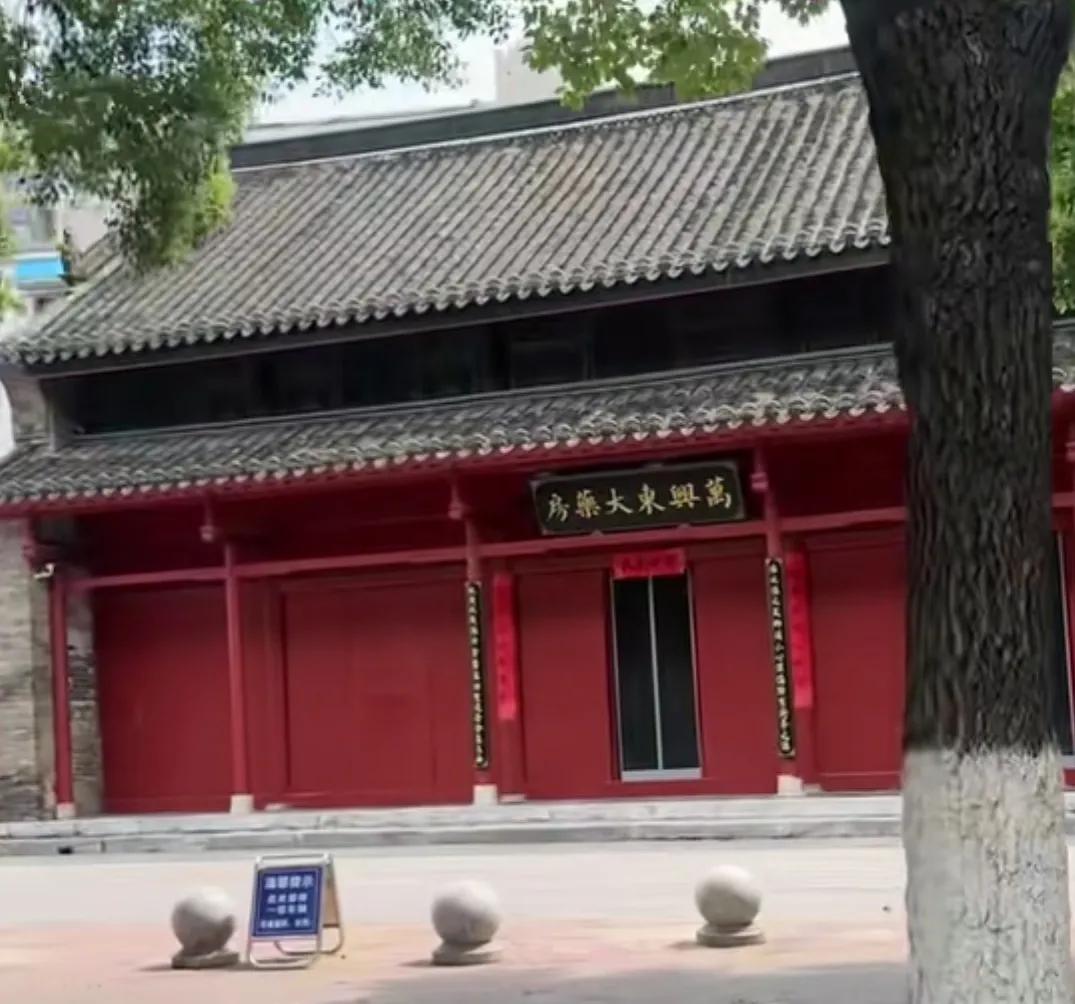 南阳万兴东红墙黑瓦“双眼皮”房沿古建筑。
