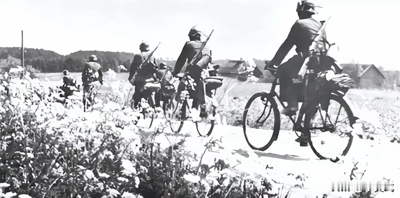 1943年，只听“啪嗒”一声，一个侦察员的枪掉在了大街上，他不慌不忙地捡了起来。