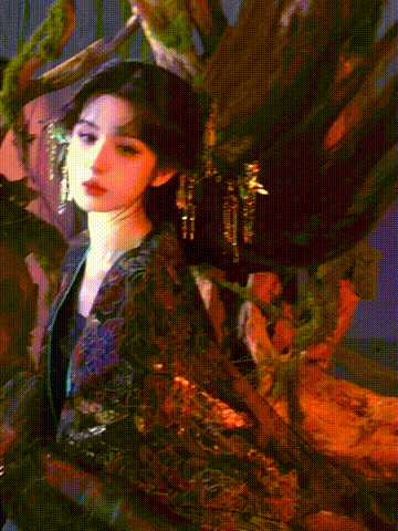 谁把哈妮克孜头发挂树上了哈妮克孜东方诡美感清冷疏离和勾人柔媚同时长在一张脸上，也