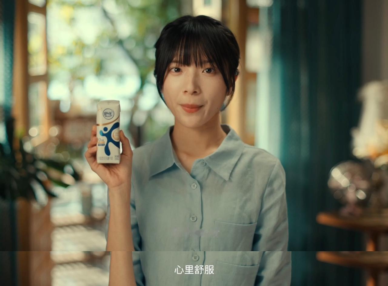 李思潼首支商务短片《我的阿爸》满是生活共鸣，往日总爱小酌各类酒水的老爸，如今放下
