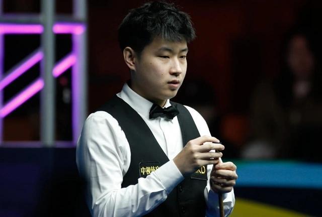 北京时间11月6日，2025年斯诺克国锦赛1/4决赛继续继续，中国选手赵心童和吴