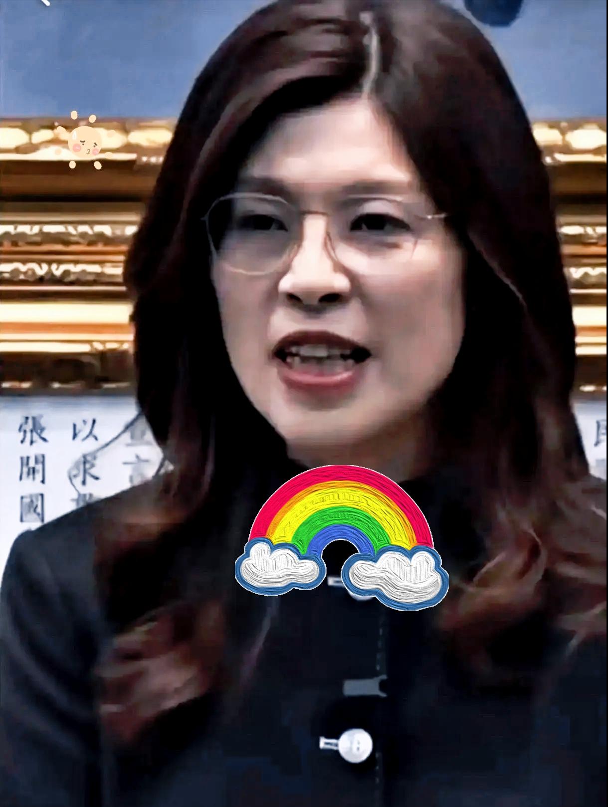 网友的话很重，说她就是个“三姓家奴”——先混民进党，后投国民党，眼下又乔装打扮成