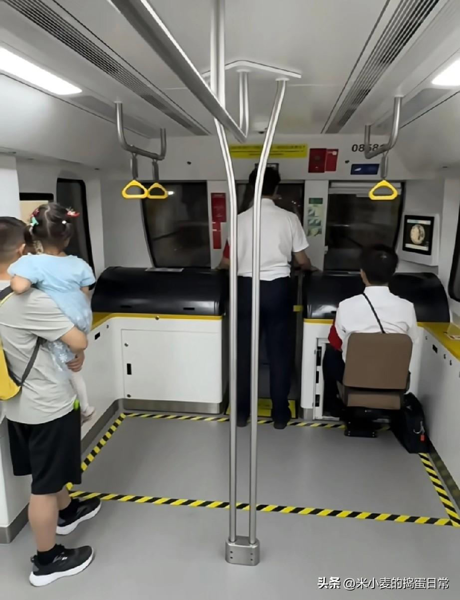 地铁为什么这样设计啊！配俩工作人员到底图啥
 
坐地铁时发现驾驶室前圈出一块区域