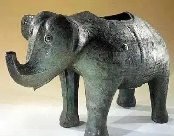 法国通过文物归还法案，最尴尬的就是英国了。毕竟当时是一块抢的，如今法国做出这一决