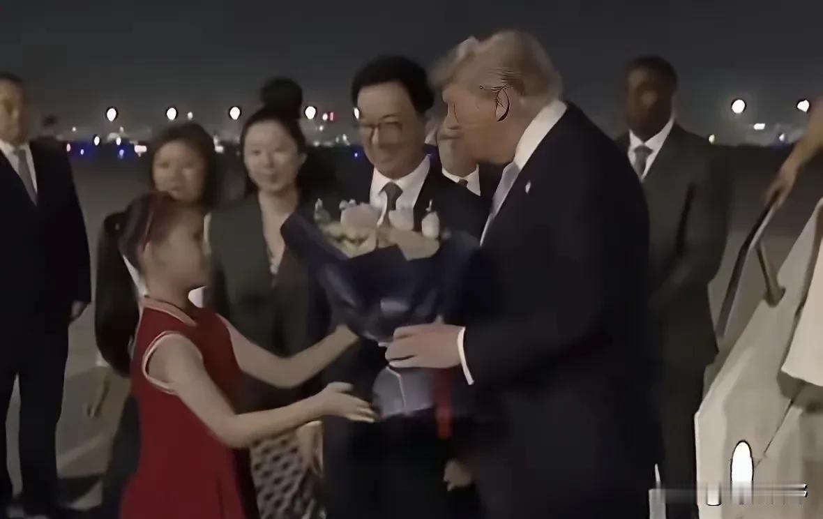 在昨晚的迎接仪式中，最让人心里暖暖的，不是整齐的仪仗队，也不是现场热情围观的人群