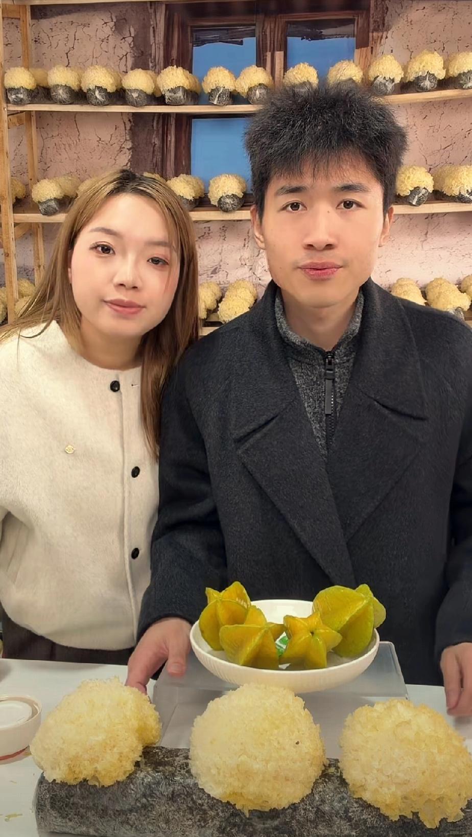 谢浩男妹妹直播的时候紧紧的挨着牛奶霸霸，他们或许已经开始恋爱了，只是没公开吧，大