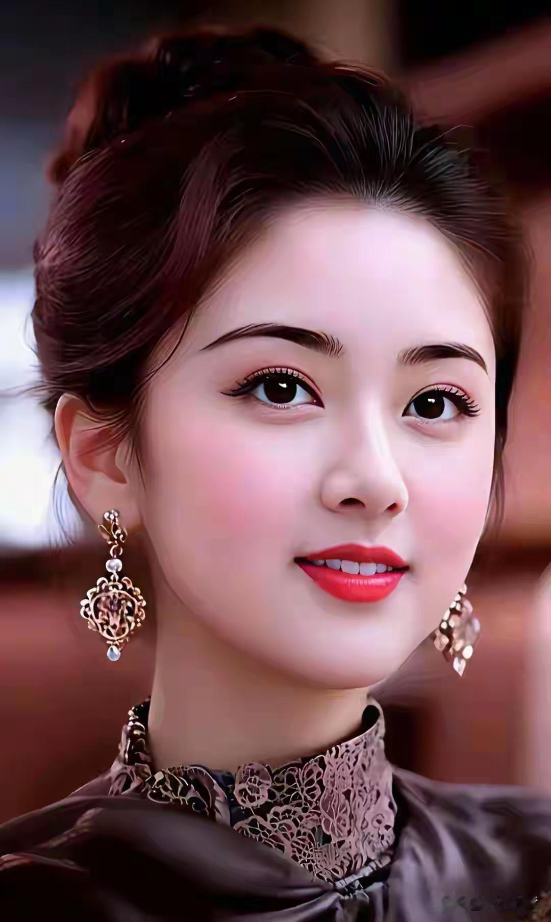 优雅复古风，精致的妆容与华丽的耳饰相得益彰，尽显东方古典美。