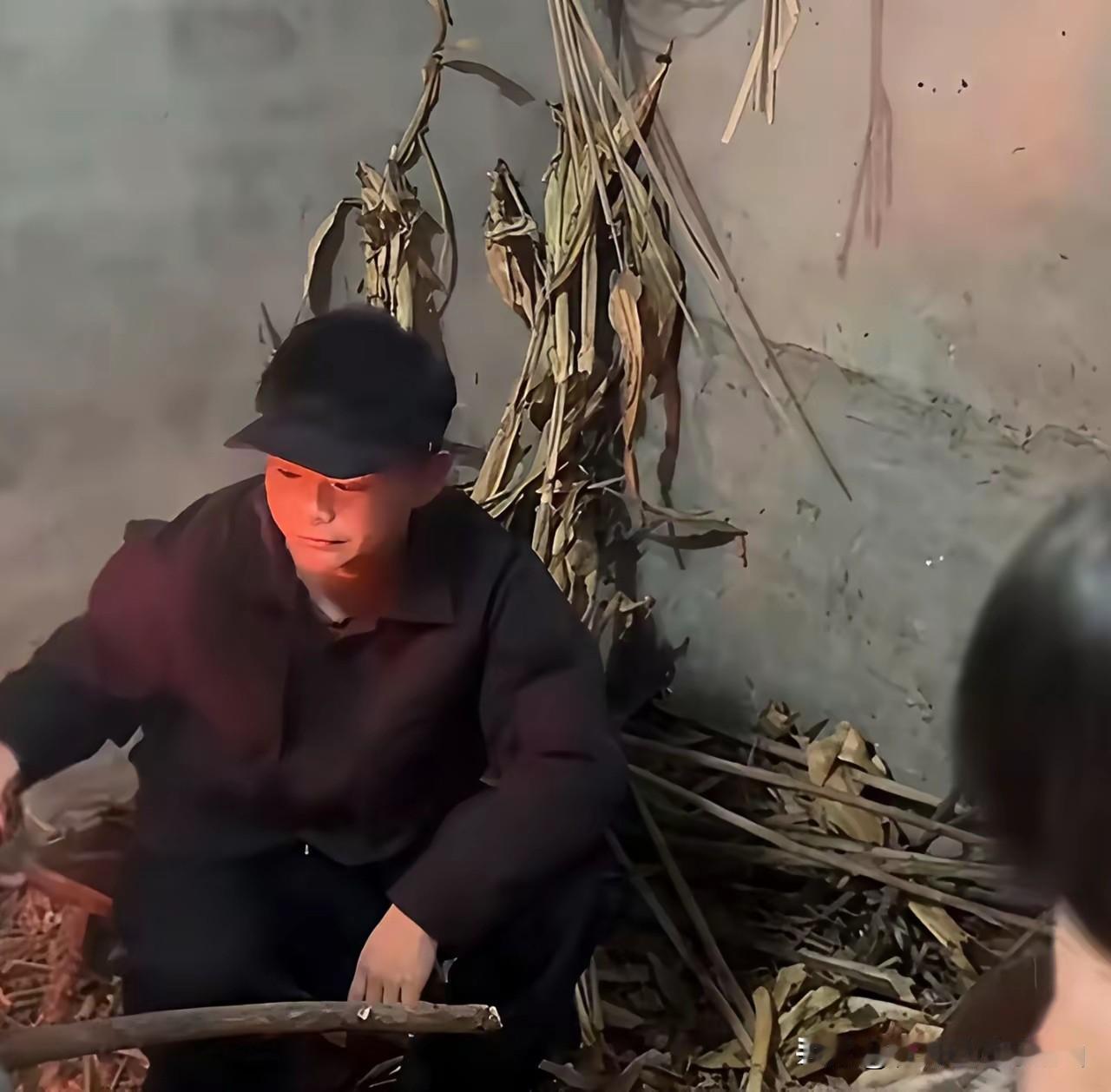 给刨猪宴豪刷10万的榜一大哥露面了，是一个重庆五金店的老板，今年40岁 ，抖音级