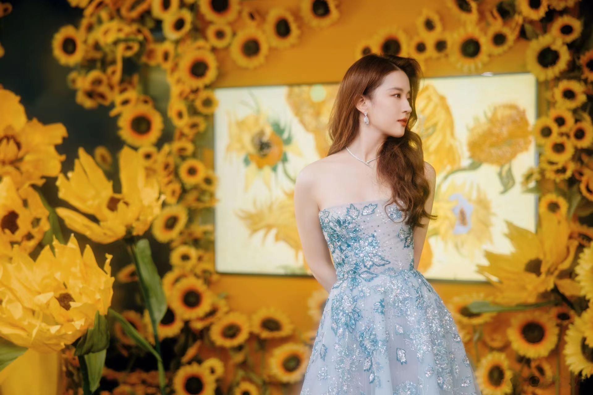 #刘亦菲美得太像画#刘亦菲的一颦一笑，皆是故事里的一瞬间，治愈而美好~随手抓拍都