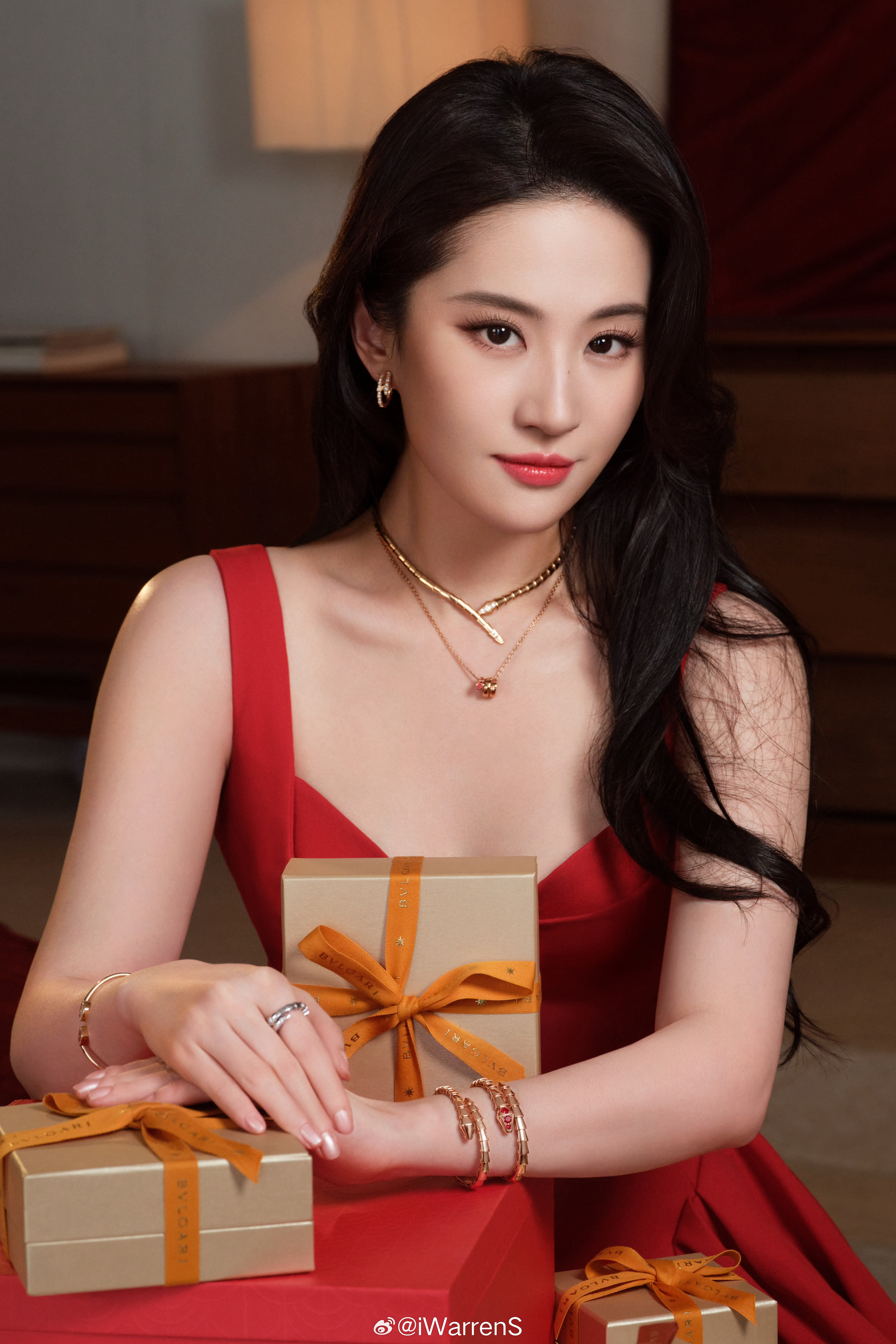 说实话没看出哪像了？拜托巨星刘亦菲长这样！期待刘亦菲闪耀巴黎时装周吧！金鹤龙把王