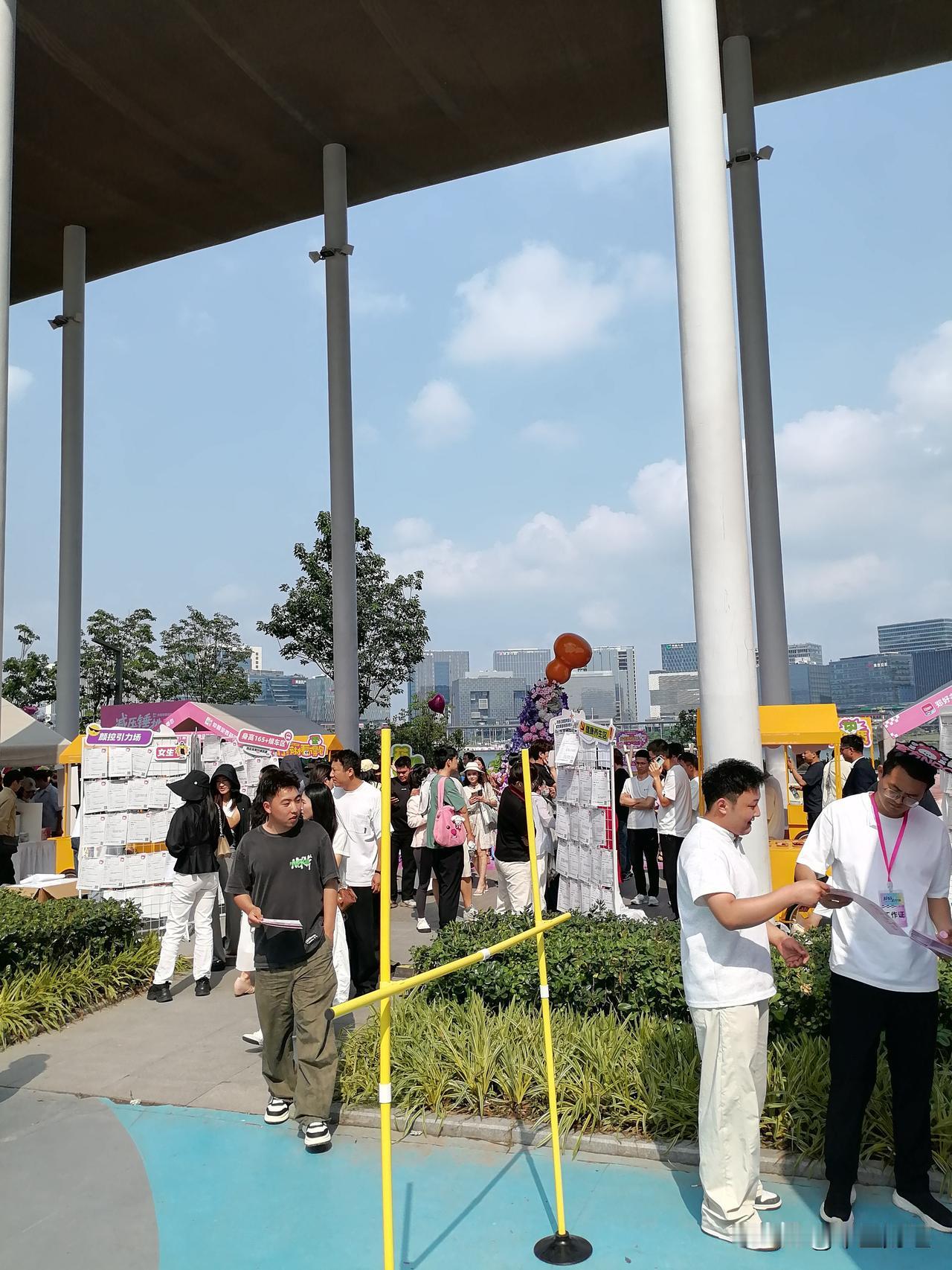 一张图证明夏天来了夏天来没有来，就看人们的穿着就知道了，挥汗如雨，暖阳高照，汗衫