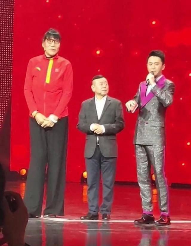 身高160的潘长江在节目里自信的表示：“曾经有12个美女同时追我，最高的1.85