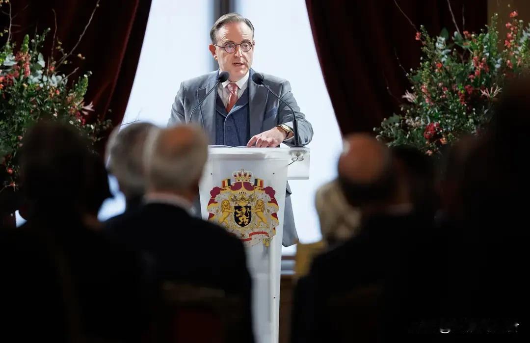 就在刚刚，
欧洲有人亲手捅破了美欧盟友关系的一层窗户纸，而且话说得相当不客气。