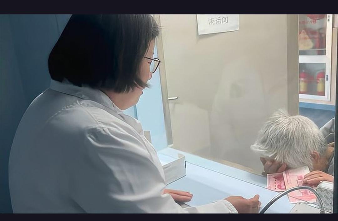 咸宁女医生竟在病房外“咆哮”塞钱给患者母亲，这究竟是为何？背后又藏着哪些不为人知