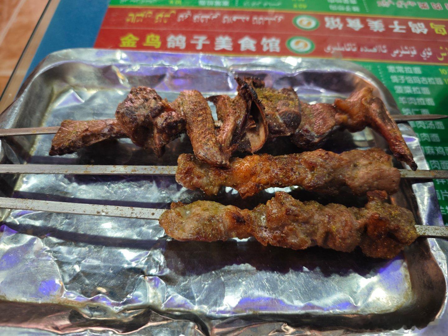 点了一串烤鸽子，两串羊肉串，再加上一碗米饭，就已经吃撑了 
