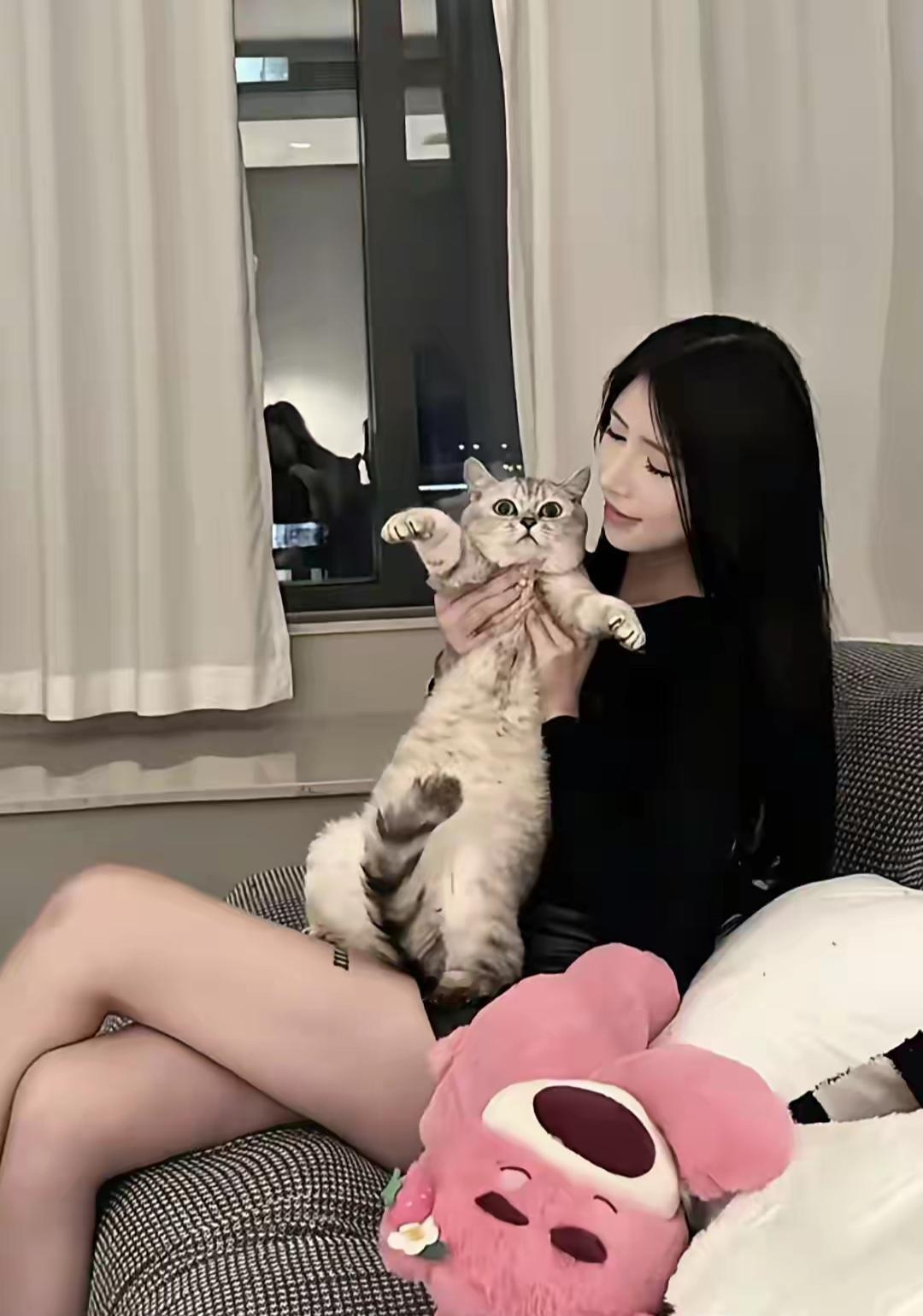 短短时日，一个年轻貌美的女孩竟沦为落魄大妈！
福建女孩在柬埔寨街头流浪，疑似腿部