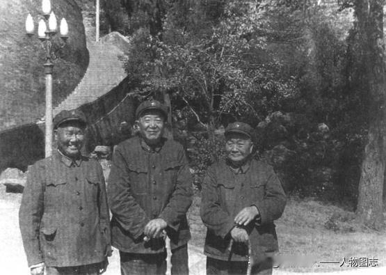 一九七六年，陈再道与罗瑞卿、谭政在北海公园。