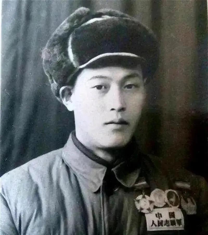 1952年，志愿军张文荣被美军策反，乘坐美军飞机准备潜入我军阵营，在跳伞前一秒，