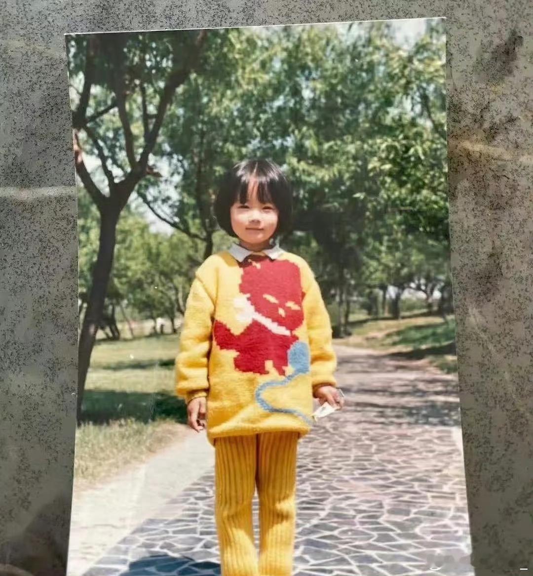 李一桐从小萌到大 救命，这礼物上的童年照太萌了！软乎乎的小脸配上现在的模样，真的