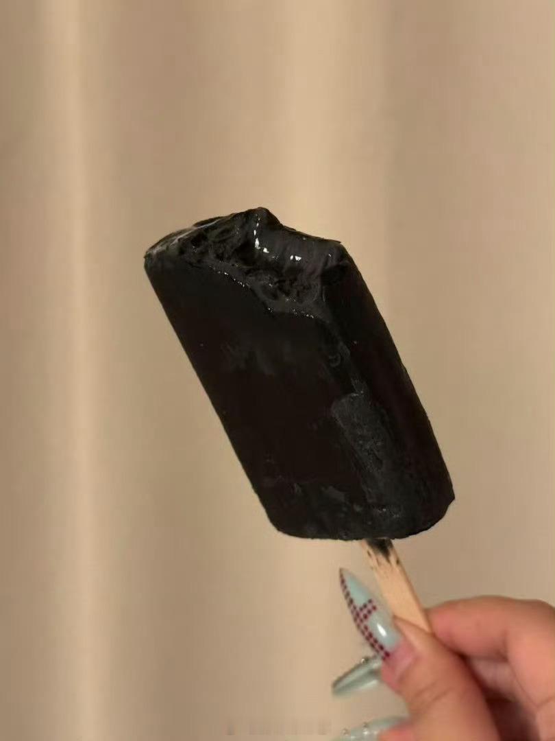 后来，拧巴小姐终于想通了，恢复了平静的生活，每天上班好好工作，下班独处，独当一面