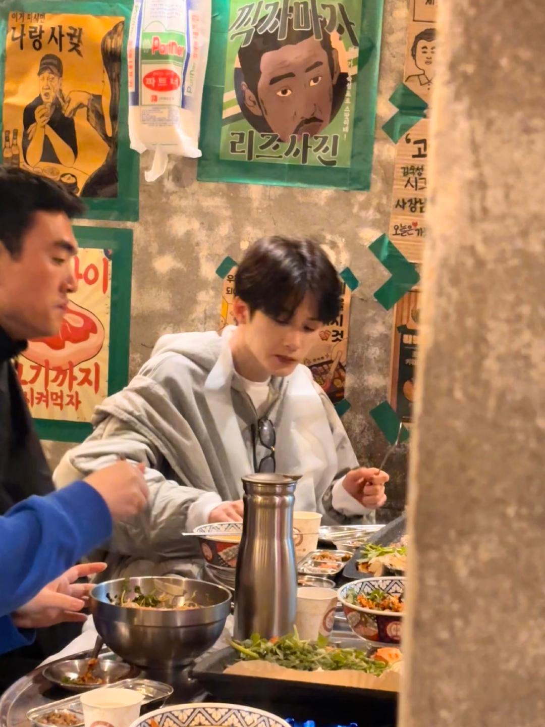 檀健次落地是真的饿了檀健次落地韩国是真的饿了！网友偶遇他在韩餐店埋头干饭，随手抓