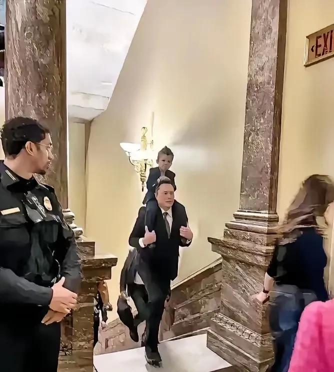 这是我见过最嚣张的上班模式，直接带儿子上班，全世界也就除了马斯克外，也没其他人会