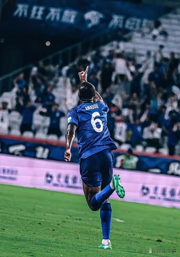 后腰！后腰！申花需要后腰！究竟会不会签新后腰？
新年伊始申花官宣不停，路易斯走了