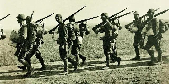 1943年7月7日，华北地区。在一次战斗后，十余名日军退守土崖窑洞顽抗。游击队队