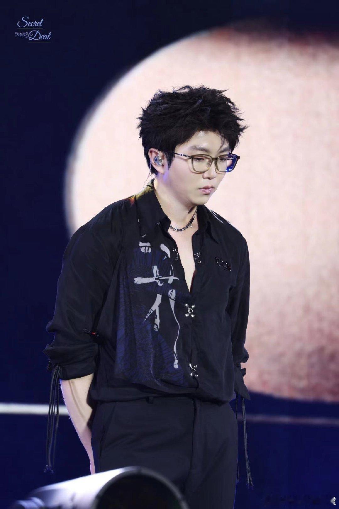 #毛不易挤进蛊系赛道#毛不易的深v黑衬衫造型很不错，特别是对于整个人的风格来说，