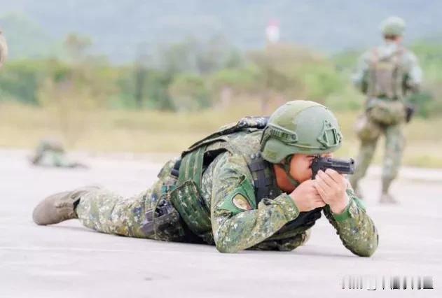 赖清德这次丢脸大了!所谓“台军”士兵采用“手枪卧式射击”超怪姿势图片在外网疯传，