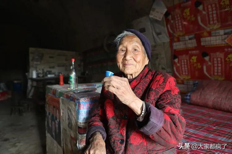 如今的婆婆也硬气起来了！
楼下的婆婆把老伴独自留在家中，到儿子家帮忙带孙子。才过