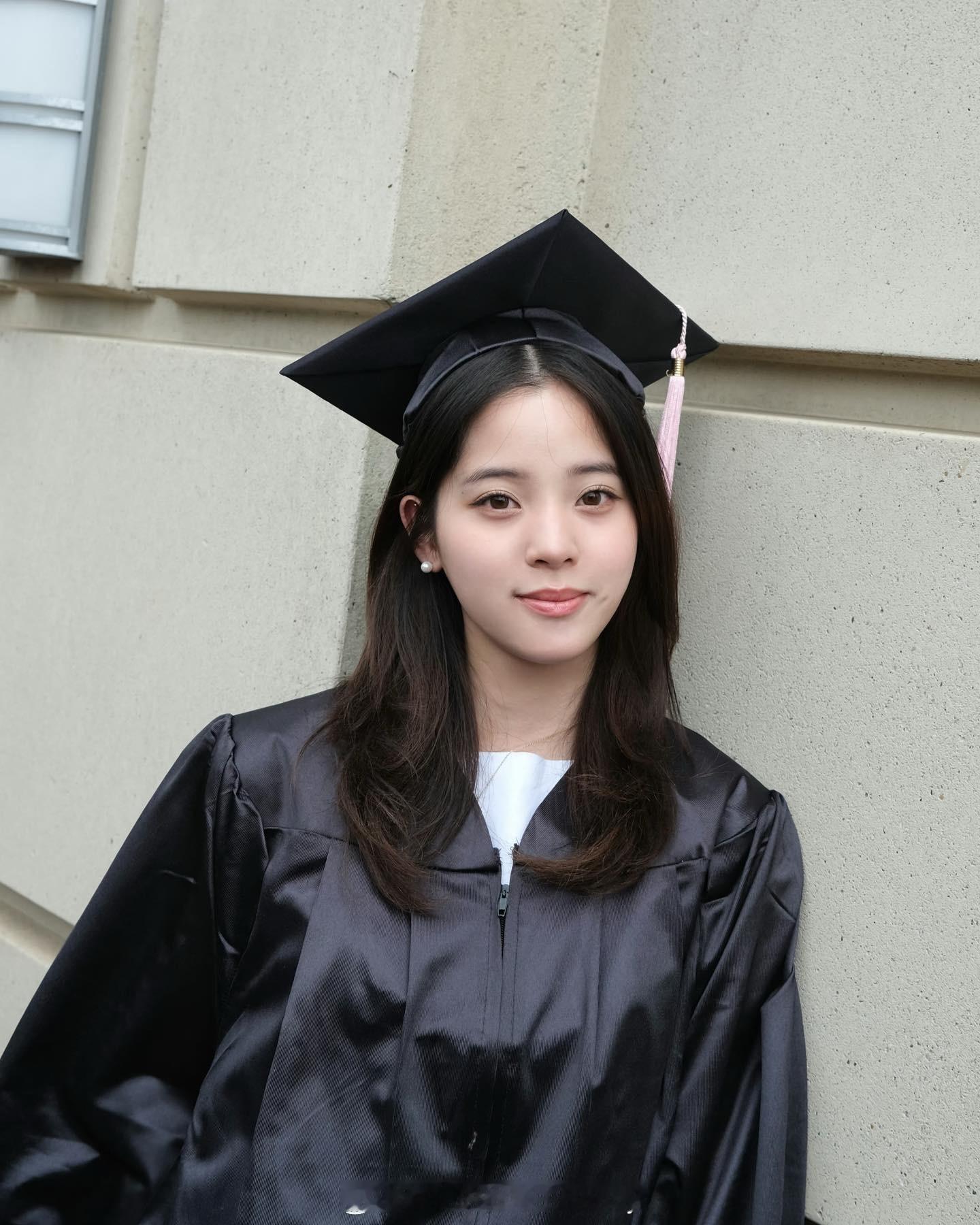 欧阳娜娜ins晒照，庆祝从伯克利音乐学院毕业~ ​​​