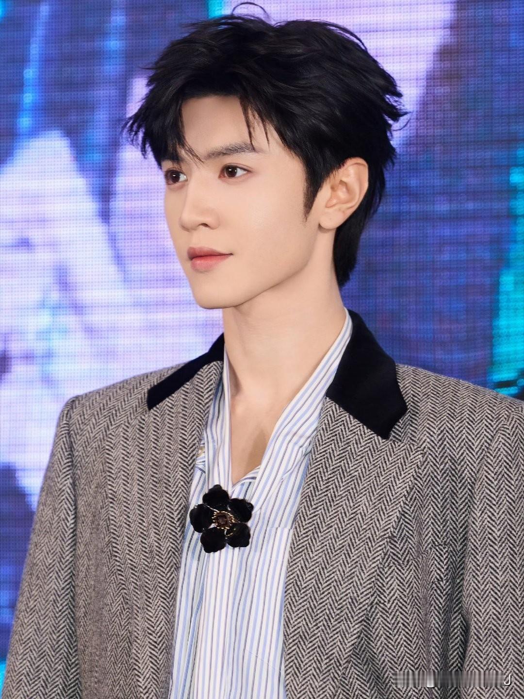 好大的钢钉好长的板，看着痛死了，陈哲远你好坚强。这波敬业满分，粉丝们有你这样的爱