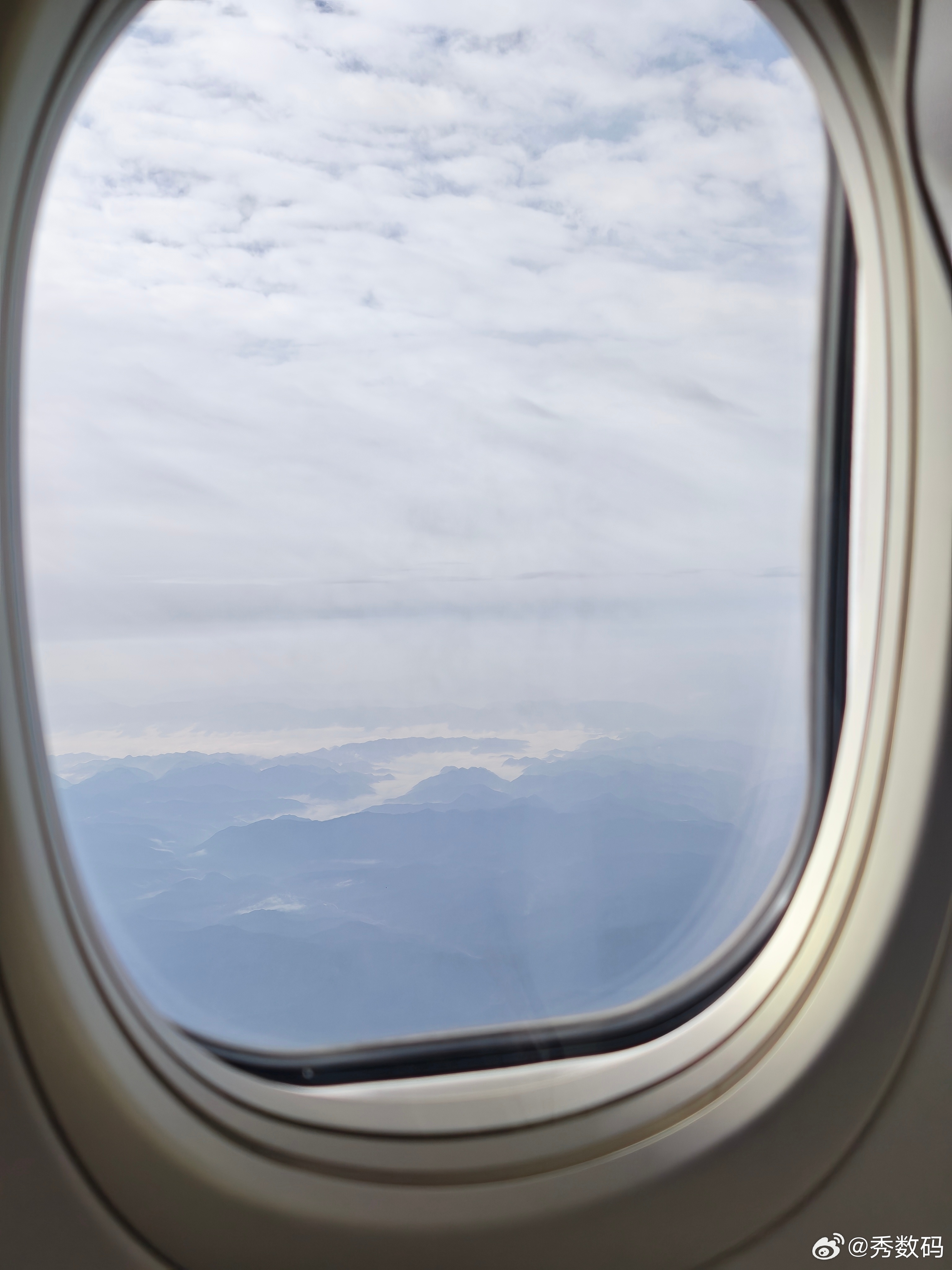 每次在飞机上看到祖国壮阔的河山，心里的自豪感满满。 