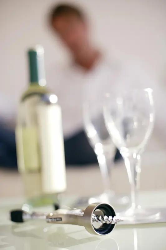 在一个公司或者一个单位。要么你是老大，面对别人敬的酒，有说不的底气，甚至可以说自