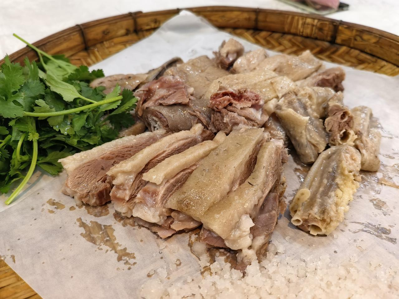 晚上七点来到这家湛江餐厅，白切鸡和鸭都沽清了，剩下一个例牌白切鹅。
      