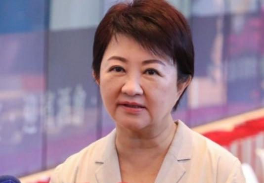 台中市长卢秀燕今天会后接受媒体采访时，对致癌油风波提出响应。 卢秀燕批评民进党当