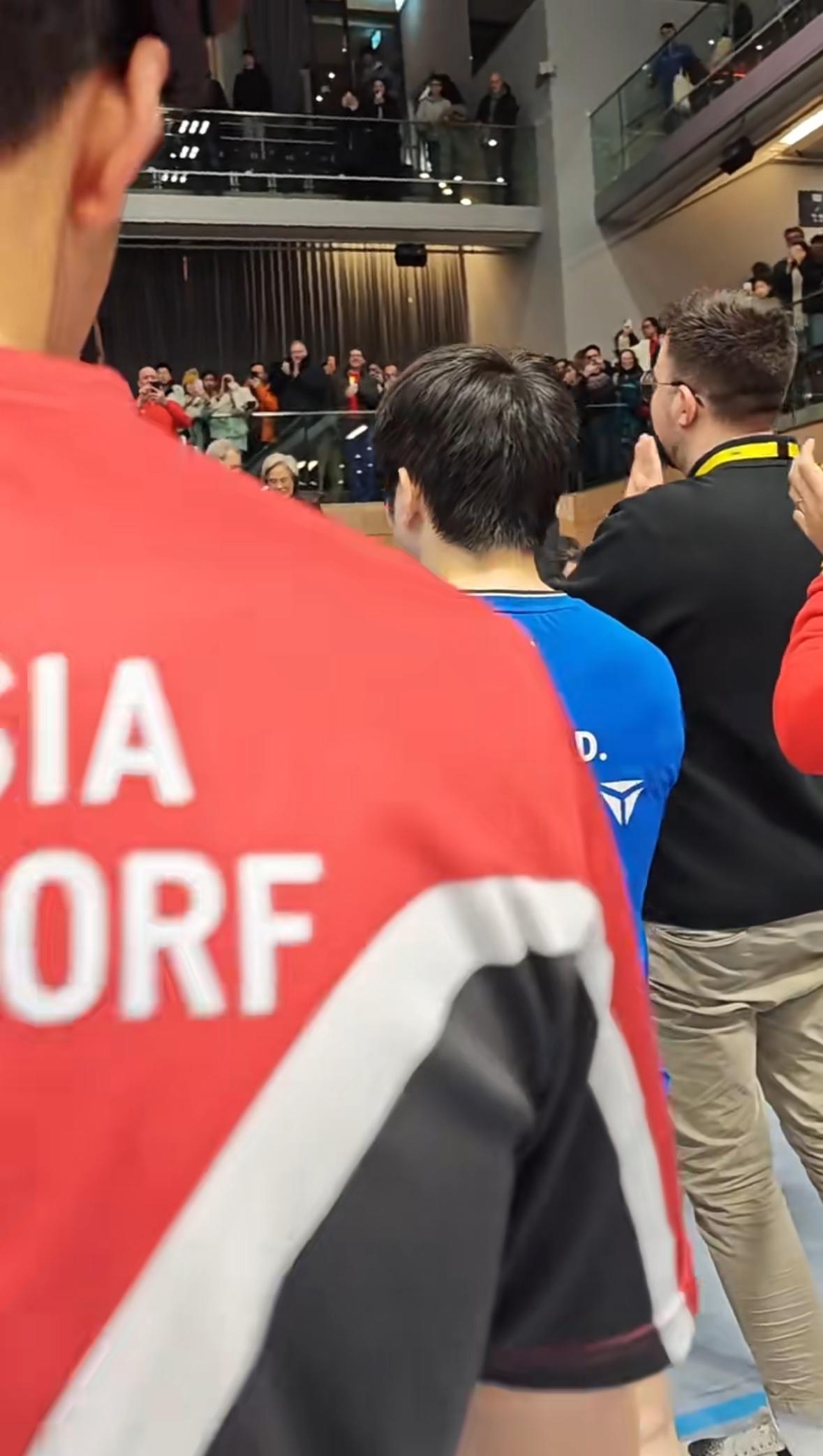 樊振东再致谢萨尔球迷，东哥和小弗真的好配合，一起鼓掌，特别棒的氛围感！
原来是去