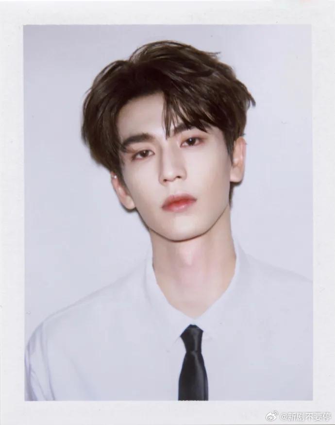 张凌赫的撕拉片又被热议了 撕拉片界“天花板”再掀热潮！白衬衫蝴蝶造型+黑色皮衣杀