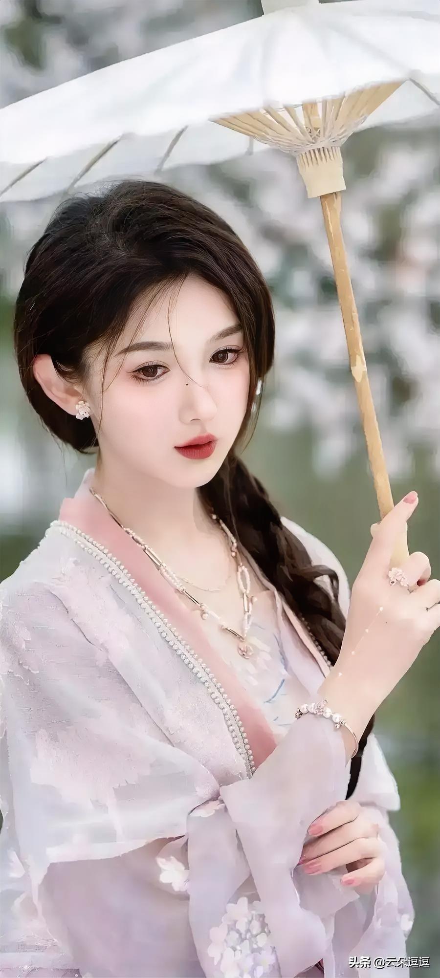 雨中漫步，撑伞少女，唯美古风，梦幻如画。