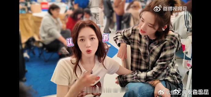 唐艺昕李小冉练歌快疯了练歌练到快疯魔，李小冉被节拍狠狠困住，这画面也太真实了。乘