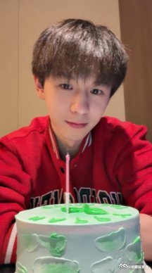 何浩楠直播给粉丝庆生 不是口号式的宠粉，是实实在在的陪伴与心意 