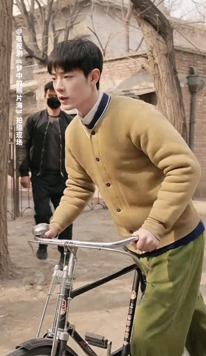 你以为演员骑马难？
试试70年代的二八大杠。
肖春生摔了十七次才抓住那种摇晃的平