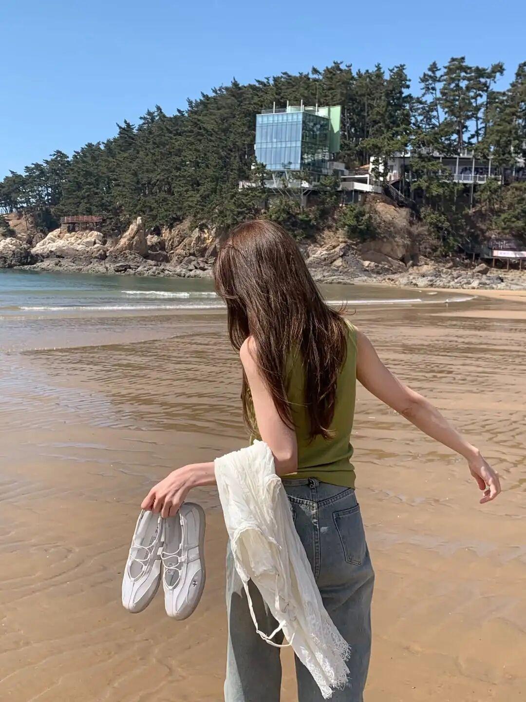 海边漫步，轻纱飘逸，享受海风拂面的宁静时光。🌊💙👗