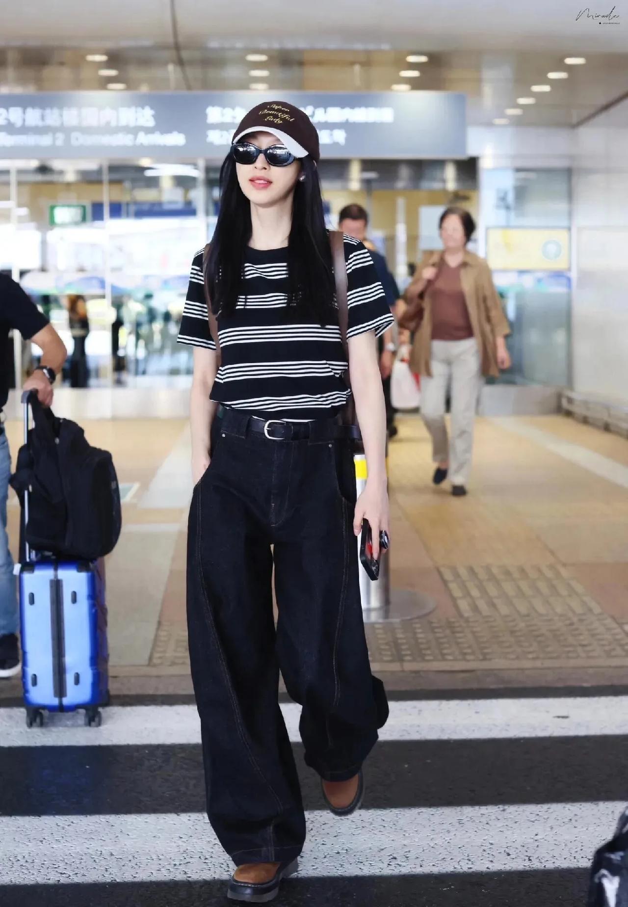 说真的，张俪这一身，才是真正的「女明星机场穿搭天花板」吧？
没有过度营销，没有用