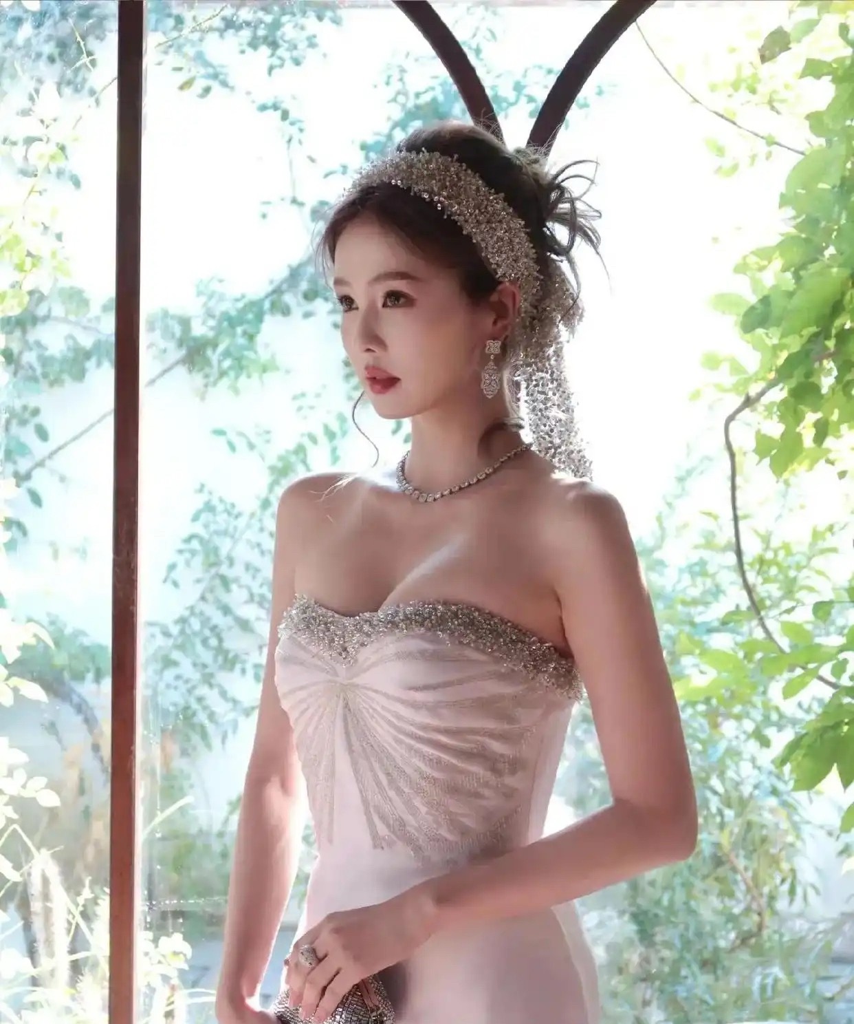 白鹿抹胸连衣裙，身材太好了好美啊 