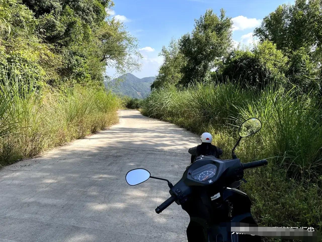 你信不信，有人骑一辆125的小摩托，带着老婆翻山越岭，一天跑十个小时，比那些骑大