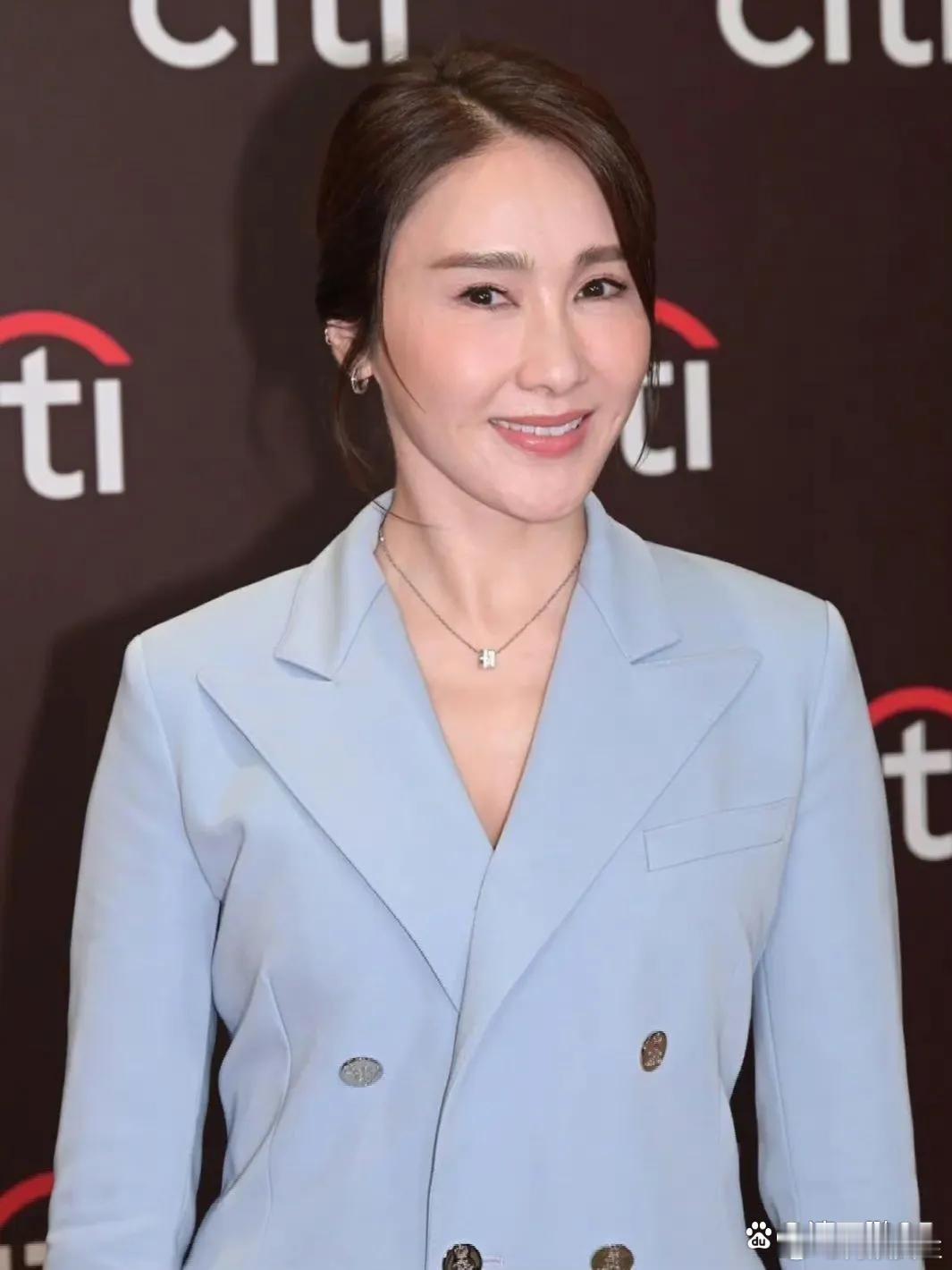 黎姿的脸好像变了，五官都挪了位置，一眼看过去都不敢认这是黎姿 ​​​