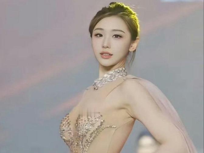 现在的选美都这么夸张了吗？看到这张图，我第一反应是：这是来选美还是来“秀战袍”的