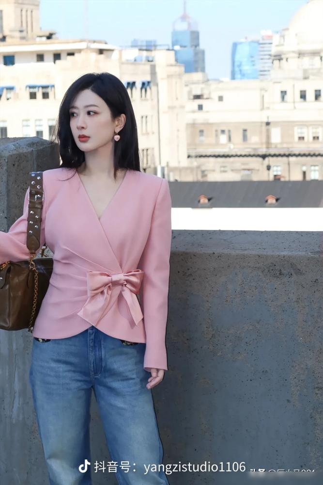 努力在高级感面前，有时真的一文不值。
杨紫的时装周生图流出，再次撕开了内娱那种